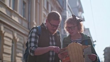 Genç, güzel turistler bir harita ile dünyayı dolaşıyor. Aşık bir çift güzel şehirleri dolaşıyor. Karı koca balayını seyahat ederek geçirirler. Finlandiyalı aile Rusya Moskova'da. 