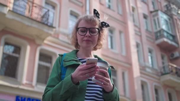 Joven Chica Hermosa Con Una Taza Café Teléfono Mano Está — Vídeo de stock