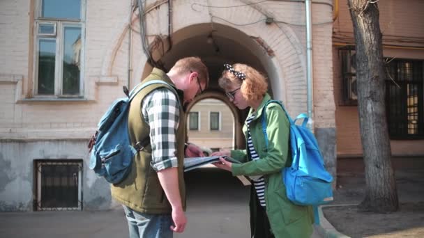 美丽的游客旅行 一对在美丽的城市 丈夫和妻子在蜜月旅行 芬兰家庭在俄罗斯莫斯科休息 芬兰一对情侣在蜜月旅行中周游世界 芬兰人前往俄罗斯 两个人 — 图库视频影像