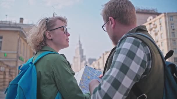 Turisták Egy Nagy Városban Állnak Élvezik Tájat Egy Szerető Pár — Stock videók