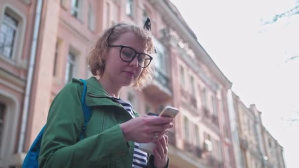 Ung Söt Flicka Med Telefon Handen Och Med Kaffemugg Handen — Stockvideo