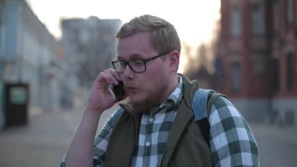 Joven Guapo Finlandés Calle Está Hablando Emocionalmente Por Teléfono Hombre — Vídeo de stock