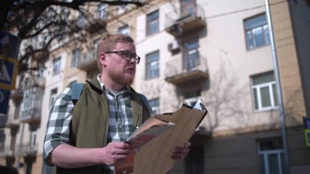 Joven Guapo Turista Masculino Con Mapa Papel Perdido Ciudad Turismo — Vídeos de Stock