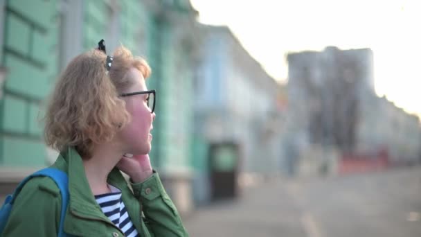 Uma Rapariga Jovem Bonita Óculos Está Falar Telefone Rua Sorrir — Vídeo de Stock