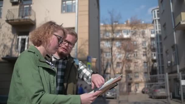Jonge Mooie Toeristen Wandelen Oude Stad Zomer Kijken Naar Kaart — Stockvideo