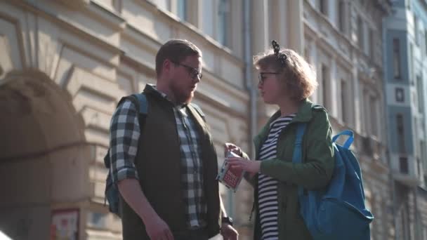 Unga Vackra Turister Promenerar Gamla Stan Sommaren Och Tittar Kartan — Stockvideo