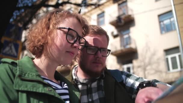 Jóvenes Bonitos Turistas Pasean Por Casco Antiguo Verano Miran Mapa — Vídeos de Stock