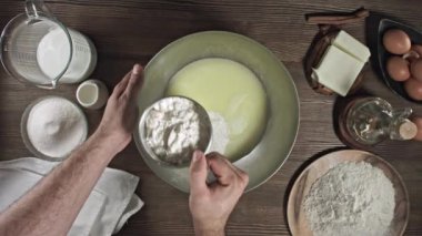 Hamur yoğuruyorum. Lezzetli bir ikram ya da tatlı yapma süreci. Masada pişirmek için gerekli malzemeler. Şef aşçı için en iyi plan. Akrabalara özen göstererek ev yemeği..