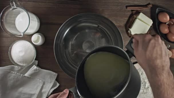Hamur Yoğuruyorum Lezzetli Bir Ikram Tatlı Yapma Süreci Masada Pişirmek — Stok video