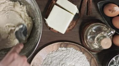 Hamur yoğuruyorum. Lezzetli bir ikram ya da tatlı yapma süreci. Masada pişirmek için gerekli malzemeler. Şef aşçı için en iyi plan. Akrabalara özen göstererek ev yemeği..