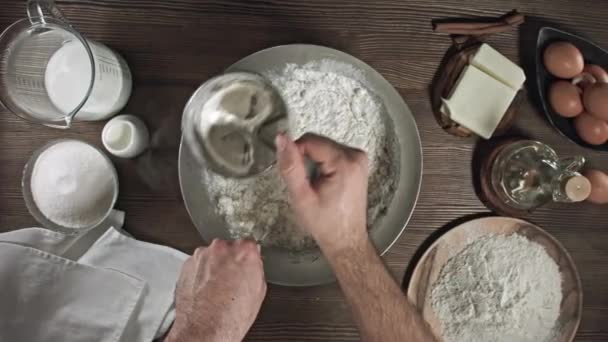 生地をこねる おいしいお菓子やデザートを作るプロセス テーブルの上で焼くための材料 シェフ料理のトッププラン 親戚の世話をした家庭料理 — ストック動画