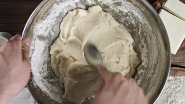 Den Teig Kneten Der Prozess Der Zubereitung Eines Köstlichen Leckerbissens — Stockvideo
