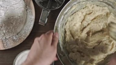 Hamur yoğuruyorum. Lezzetli bir ikram ya da tatlı yapma süreci. Masada pişirmek için gerekli malzemeler. Şef aşçı için en iyi plan. Akrabalara özen göstererek ev yemeği..