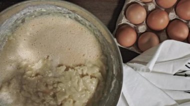 Hamur yoğuruyorum. Lezzetli bir ikram ya da tatlı yapma süreci. Masada pişirmek için gerekli malzemeler. Şef aşçı için en iyi plan. Akrabalara özen göstererek ev yemeği..