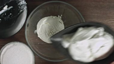 Cam kaseye malzeme ekle. Erkek eller tatlı yapıyor. Lezzetli ekşi krem peynirli tatlı krema. Malzemeleri diziyorum. Taze ev yapımı yoğurt. Eklemeler için dolma. Kremalı tatlı..