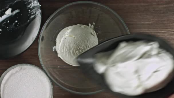 Tillsätt Ingredienser Till Glasskål Manliga Händer Gör Dessert Läcker Mjuk — Stockvideo