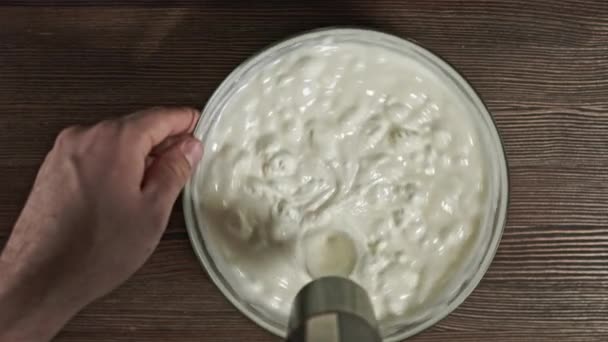 Tillsätt Ingredienser Till Glasskål Manliga Händer Gör Dessert Läcker Mjuk — Stockvideo