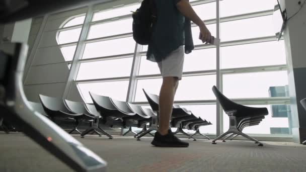 Молодий Красивий Чоловік Сидить Наодинці Аеропорту Залі Очікування Красивий Хлопець — стокове відео
