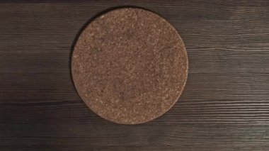 Taze pişmiş, nefis, altın kabuklu ekler. Ev yapımı tatlı. Evde yemek pişirmek..