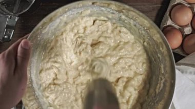 Hamur yoğuruyorum. Lezzetli bir ikram ya da tatlı yapma süreci. Masada pişirmek için gerekli malzemeler. Şef aşçı için en iyi plan. Akrabalara özen göstererek ev yemeği..
