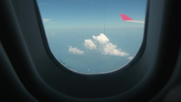 飛行機の窓から翼への眺め 外は天気がいい 空の雲 飛行機のポールから地上への眺め 空高く雲の上を飛んでいます 乗客は航空機の窓や玄関から外を見る — ストック動画