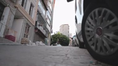 Eski Avrupa şehrinde dolaş. Gerçek Türklerin yaşadığı dar sokaklar. Turistik bölgelerde değil..