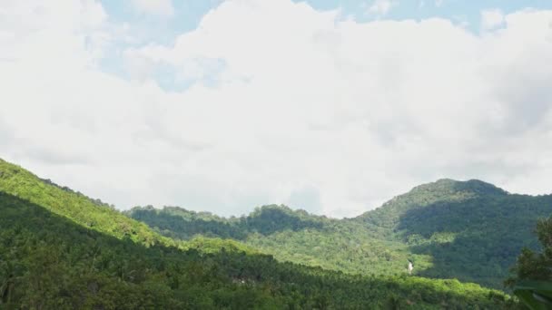 Timelapse Colinas Con Bosque Tropical Verde Las Nubes Pasan Rápidamente — Vídeos de Stock