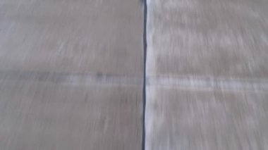 Sarı asfaltlı yol. Aralıklı beton yol. Bulanık kamera hareketi. Yolun başındaki en iyi plan. Otoyol kapanışı.