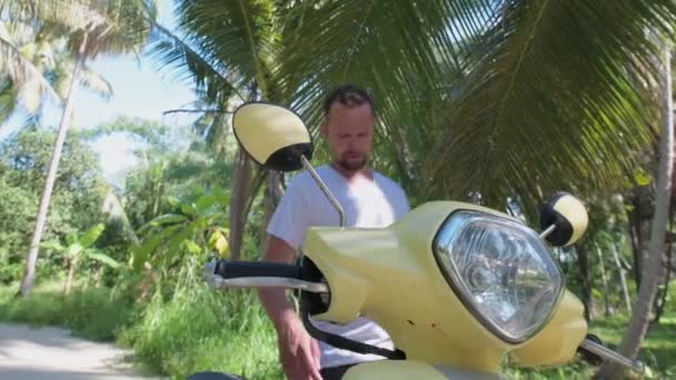 Jeune Homme Séduisant Assoit Sur Vélo Jaune Beau Mec Lunettes — Video