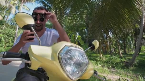 Jeune Homme Séduisant Assoit Sur Vélo Jaune Beau Mec Lunettes — Video