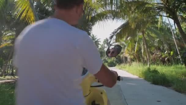Hombre Joven Atractivo Sienta Una Bicicleta Amarilla Chico Guapo Con — Vídeos de Stock