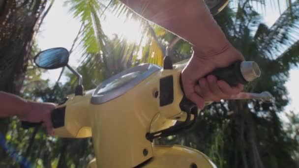 Hombre Joven Atractivo Sienta Una Bicicleta Amarilla Chico Guapo Con — Vídeo de stock