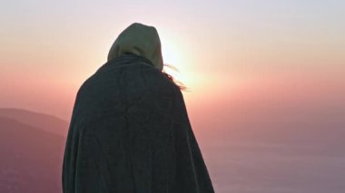 Bir grup genç arkadaş dağda gün doğumuyla karşılaşıyor. Uyku tulumlarında uyuyan turistler, uçurumun kenarındaki sandalyelerde oturuyorlar. Güneşin doğuşuyla dağın eteğindeki muhteşem şehir manzarası..