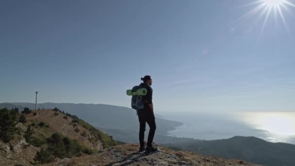 Jovem Turista Sobe Montanhas Viajante Com Uma Mochila Nas Costas — Vídeo de Stock