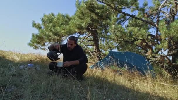 Hombre Joven Guapo Campamento Enciende Quemador Gas Agua Hirviendo Aparcamiento — Vídeos de Stock