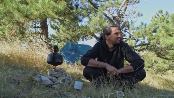 Hombre Joven Guapo Campamento Enciende Quemador Gas Agua Hirviendo Aparcamiento — Vídeos de Stock