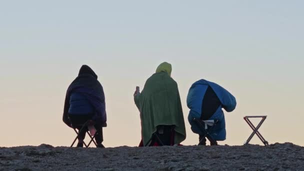 Gruppo Giovani Amici Incontra Alba Sulla Montagna Turisti Addormentati Sacchi — Video Stock