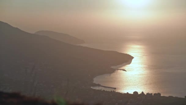 太阳升起在海滨城镇上空 在日出的余晖中 俯瞰着山脚下城市的壮丽景象 时间流逝 — 图库视频影像