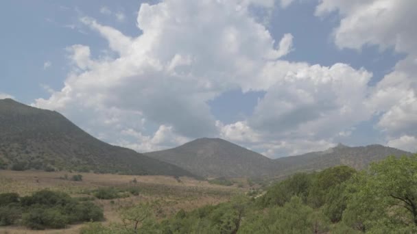 Timelapse Hooglanden Beweging Van Wolken Dorre Heuvels Heldere Zonnige Dag — Stockvideo