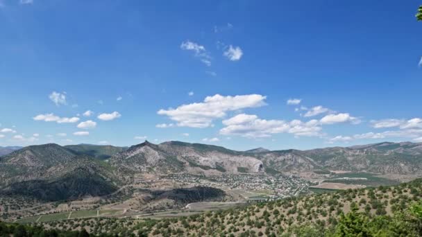 Uma Estrada Sinuosa Longo Colinas Áridas Timelapse Movimento Das Nuvens — Vídeo de Stock