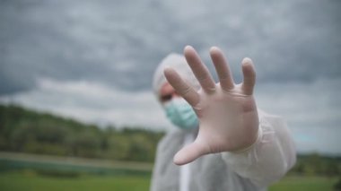 Moskova, Temmuz 2020. Film yapımcılarından oluşan bir ekip iş başında. Karantina süresince antiviral güvenlik önlemlerine uymak. Koronavirüse karşı kişisel koruma ekipmanları.