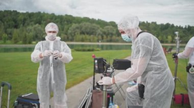 Moskova, Temmuz 2020. Film yapımcılarından oluşan bir ekip iş başında. Karantina süresince antiviral güvenlik önlemlerine uymak. Koronavirüse karşı kişisel koruma ekipmanları.