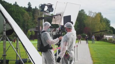 Moskova, Temmuz 2020. Film yapımcılarından oluşan bir ekip iş başında. Karantina süresince antiviral güvenlik önlemlerine uymak. Koronavirüse karşı kişisel koruma ekipmanları.