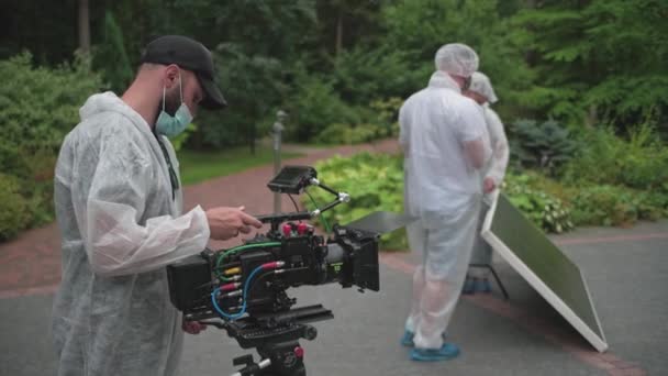 2020年7月 モスクワ 仕事中の映画製作者のチーム 検疫中の抗ウイルス安全対策の遵守 コロナウイルスに対する個人用保護具 フォーカルラー — ストック動画