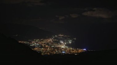Gece liman şehrinin kuş bakışı görüntüsü. Küçük kasaba gece hayatının zamanlaması.