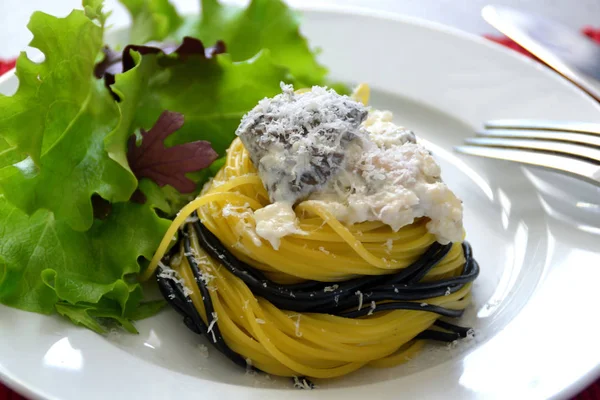 Espaguetis Con Salsa Blanca Lechuga Verde Plato Blanco — Foto de Stock