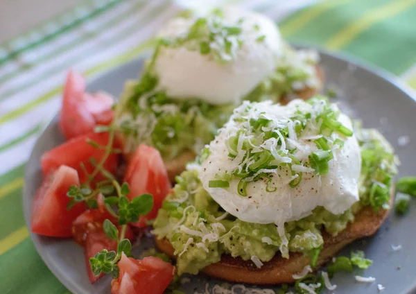 Avokado ve domates ekmek üzerine haşlanmış yumurta