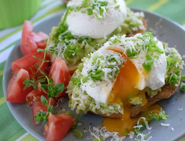 Avokado ve domates ekmek üzerine haşlanmış yumurta