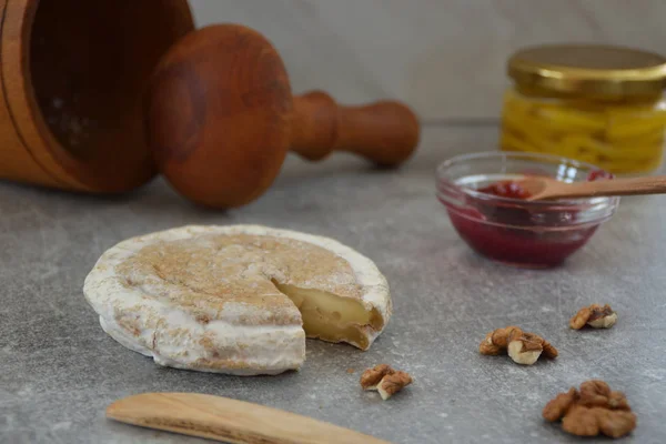 Gurme peynir, reçel ve taş masanın üzerine ceviz