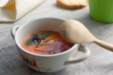 Soğuk yaz İspanyol domates yemek. Zeytinyağı ve fesleğen yaprağı ile Gazpacho çorbası. Yakın çekim.